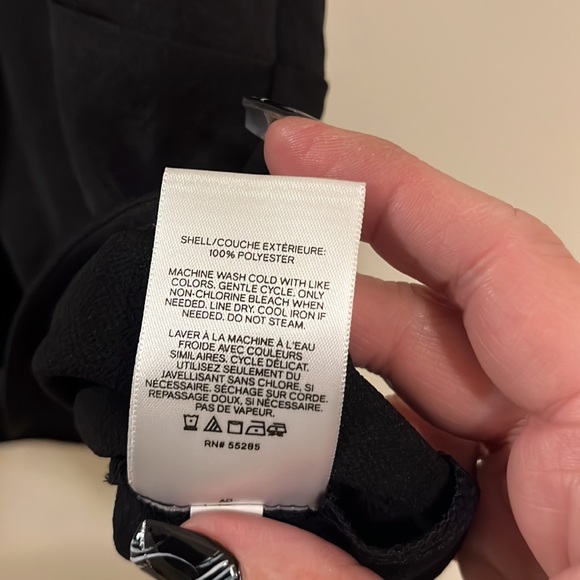 Express- black V-neck sleeveless shirt - Picture 4 of 5